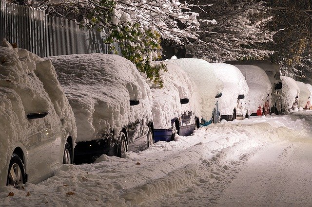 auta pod sněhem