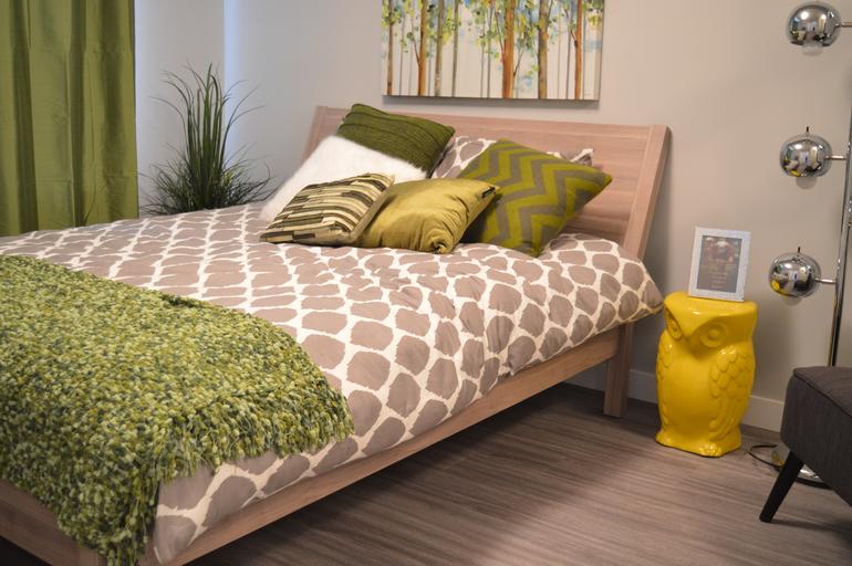 manželská dřevěná postel